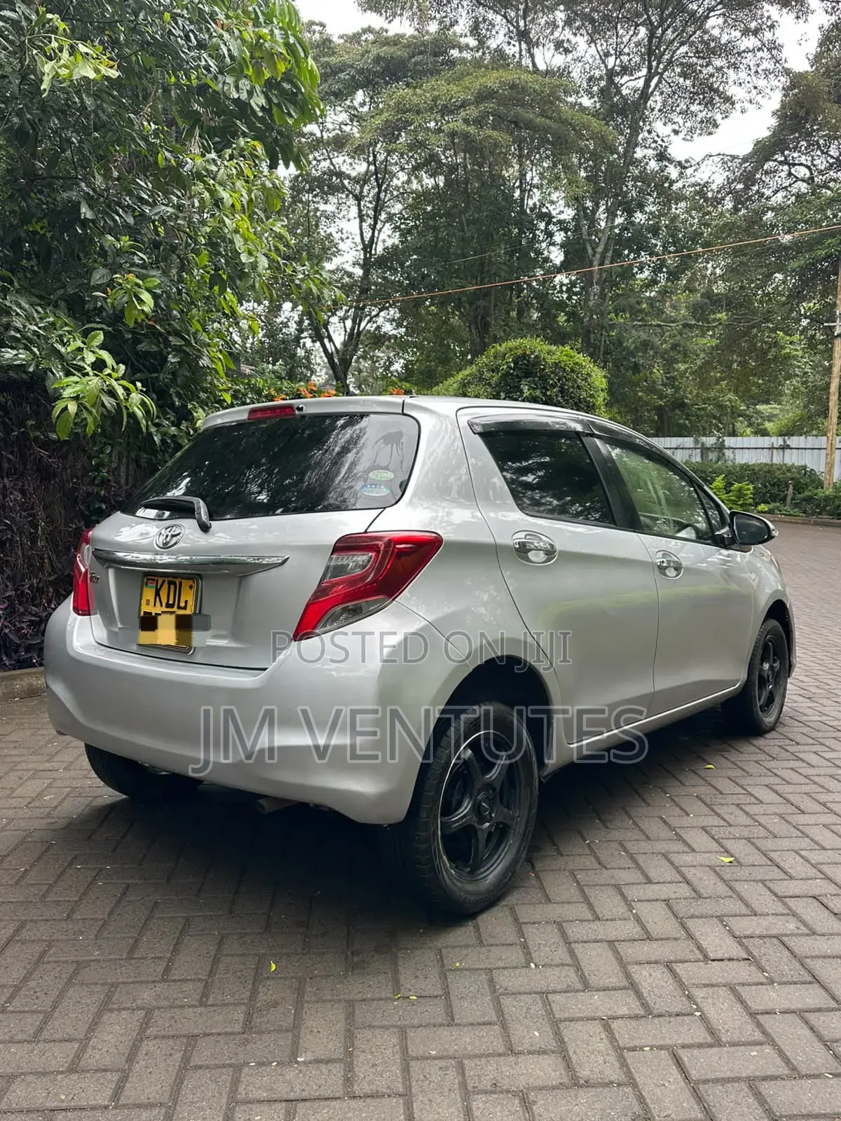 Toyota Vitz 2016 Silver
