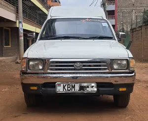 Toyota Hilux 2004 White