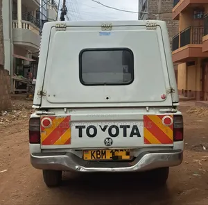 Toyota Hilux 2004 White