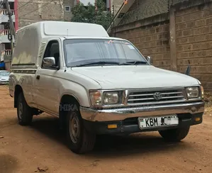 Toyota Hilux 2004 White