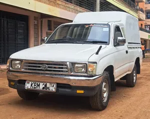 Toyota Hilux 2004 White