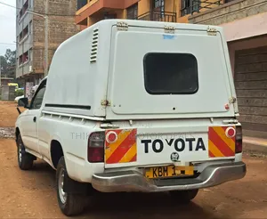 Toyota Hilux 2004 White