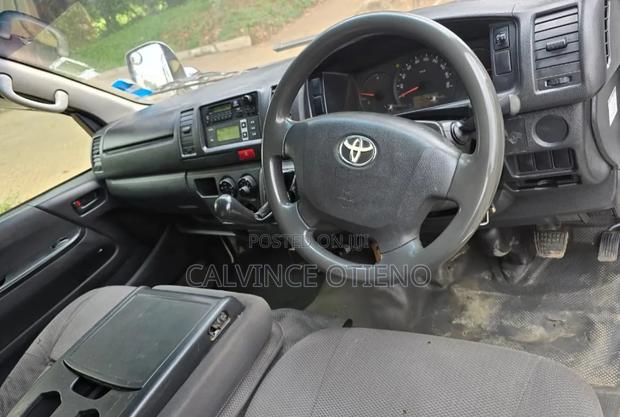 Toyota HiAce 2014 White - thumbnail 3