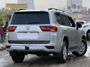 Toyota Land Cruiser LC300 2022 Silver