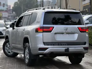 Toyota Land Cruiser LC300 2022 Silver