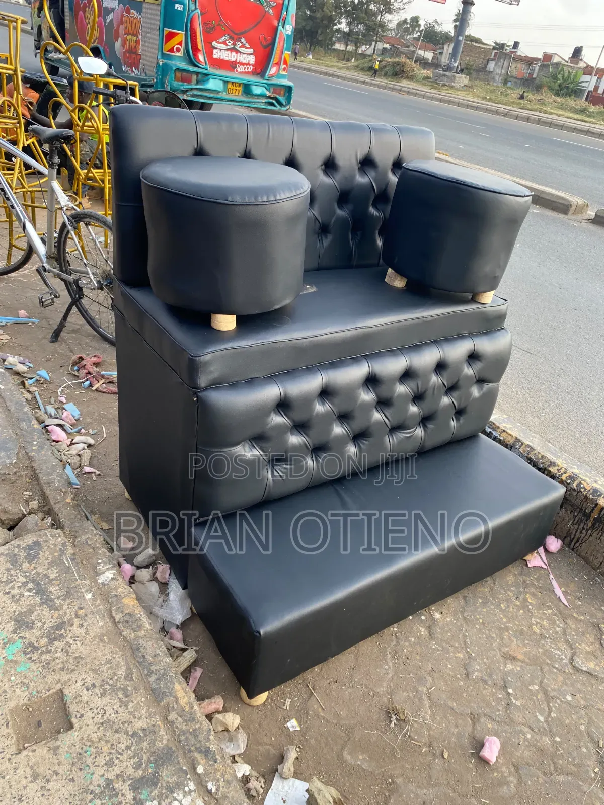 Pedicures Coach With Black Leather