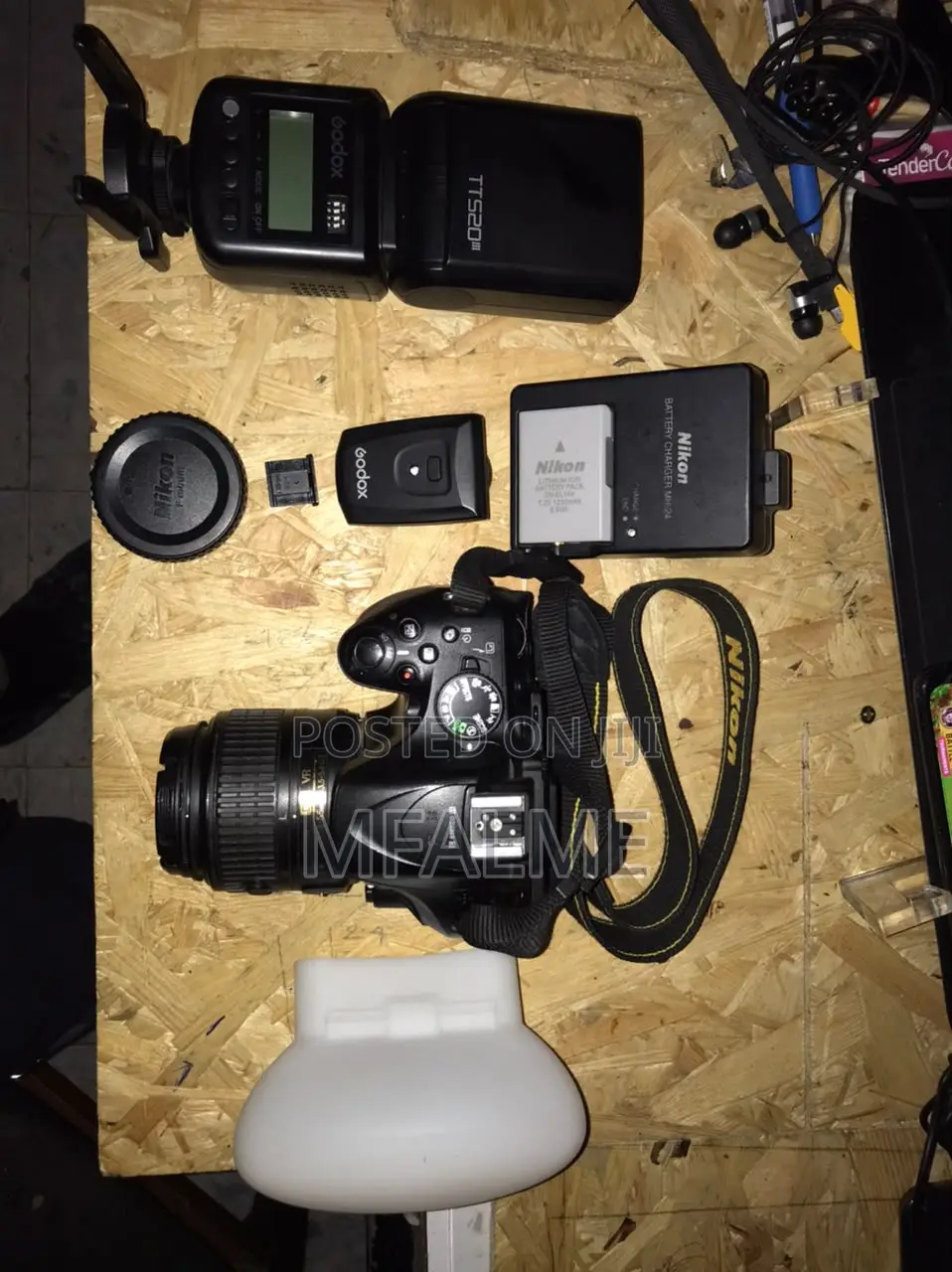 Nikon D5200nikon D5200 + 18-55mm Kit Lens + Speedlight