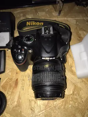 Nikon D5200nikon D5200 + 18-55mm Kit Lens + Speedlight
