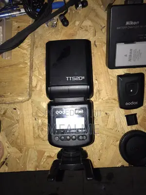 Nikon D5200nikon D5200 + 18-55mm Kit Lens + Speedlight