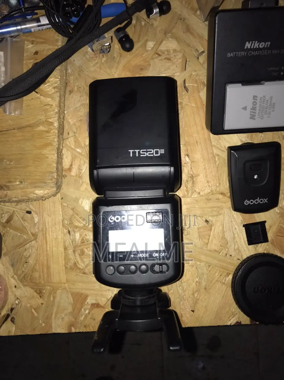 Nikon D5200nikon D5200 + 18-55mm Kit Lens + Speedlight