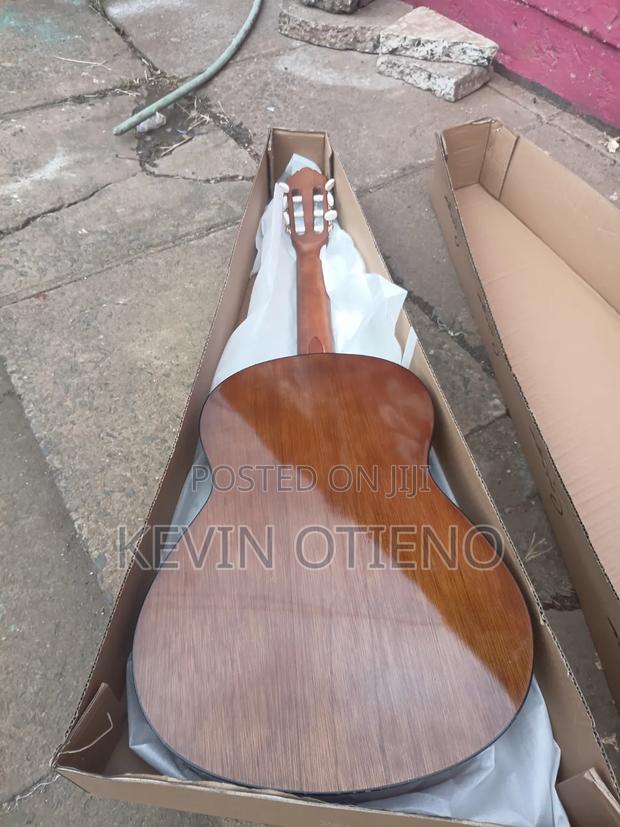 Yamaha C40 Classical Guitar - thumbnail 2