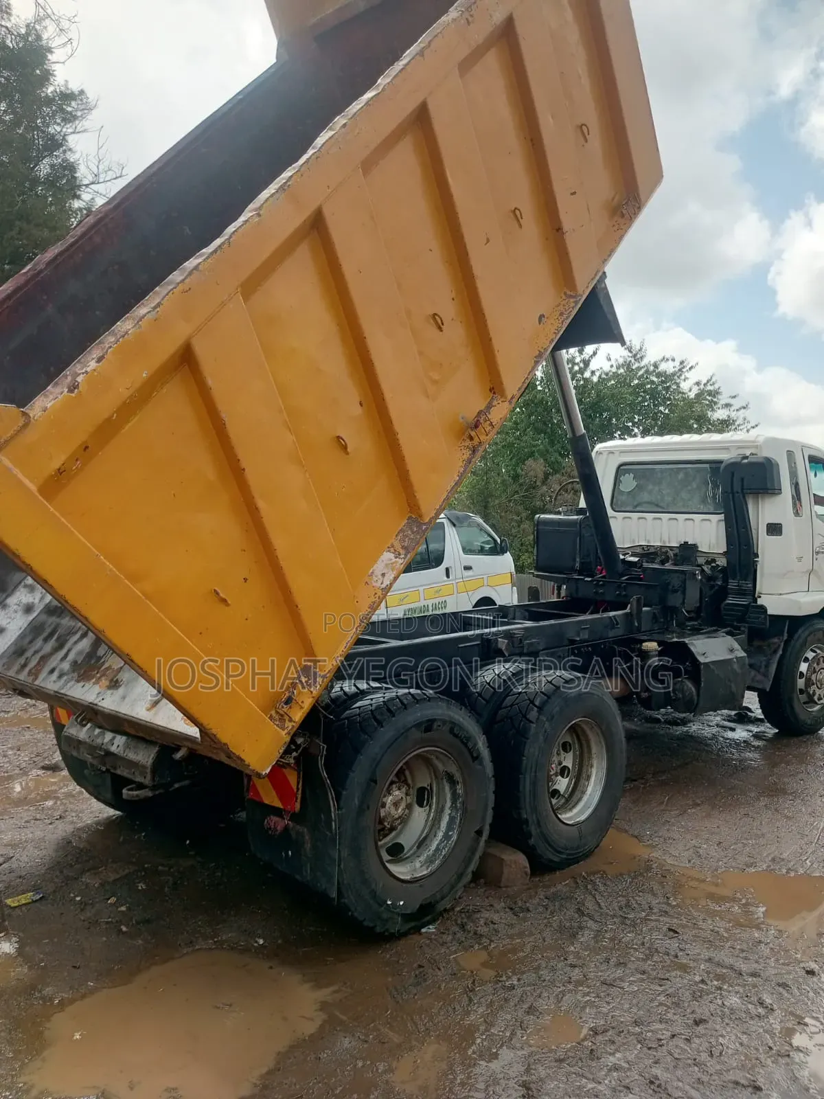 Mitsubishi Tipper 2010 White