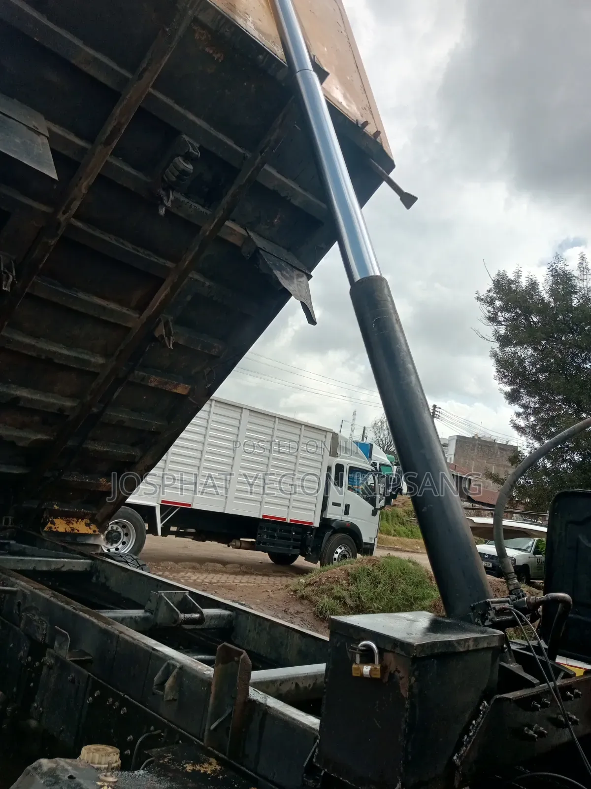 Mitsubishi Tipper 2010 White