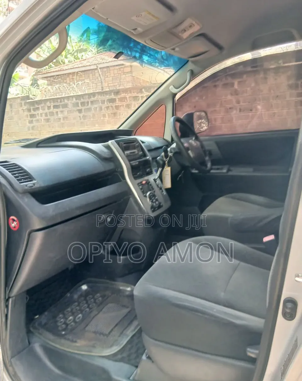 Toyota Voxy 2012 Silver