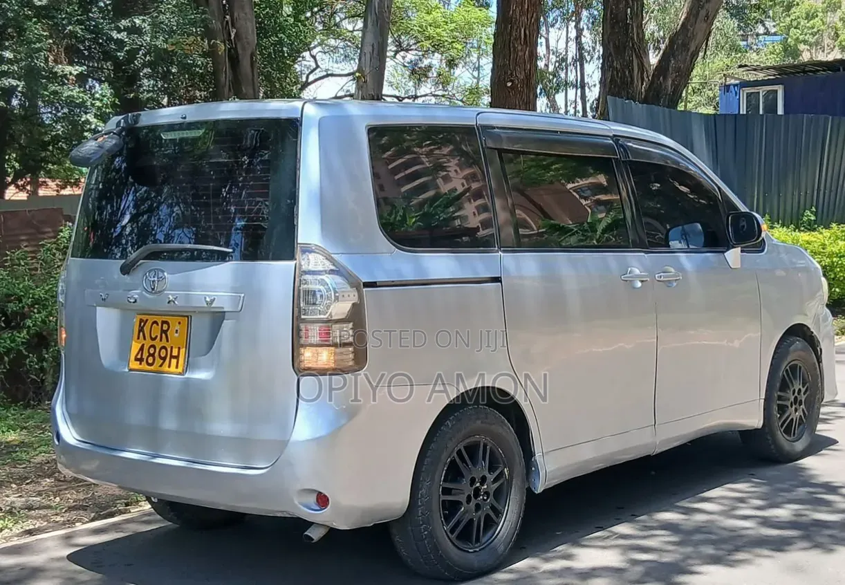 Toyota Voxy 2012 Silver