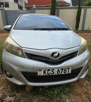 Toyota Vitz 1.3 FWD 5dr 2012 Silver