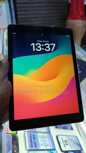 Apple iPad 9.7 32 GB Black