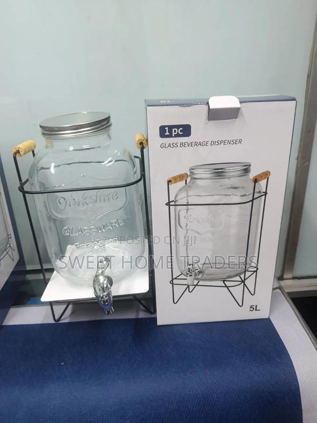 5l Juice Dispenser With a Metallic Stand