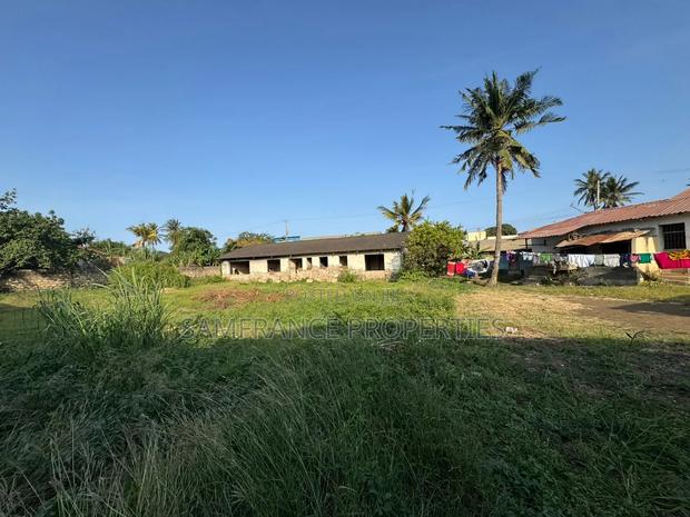 Quarter an Acre Plot on Sale - thumbnail 7