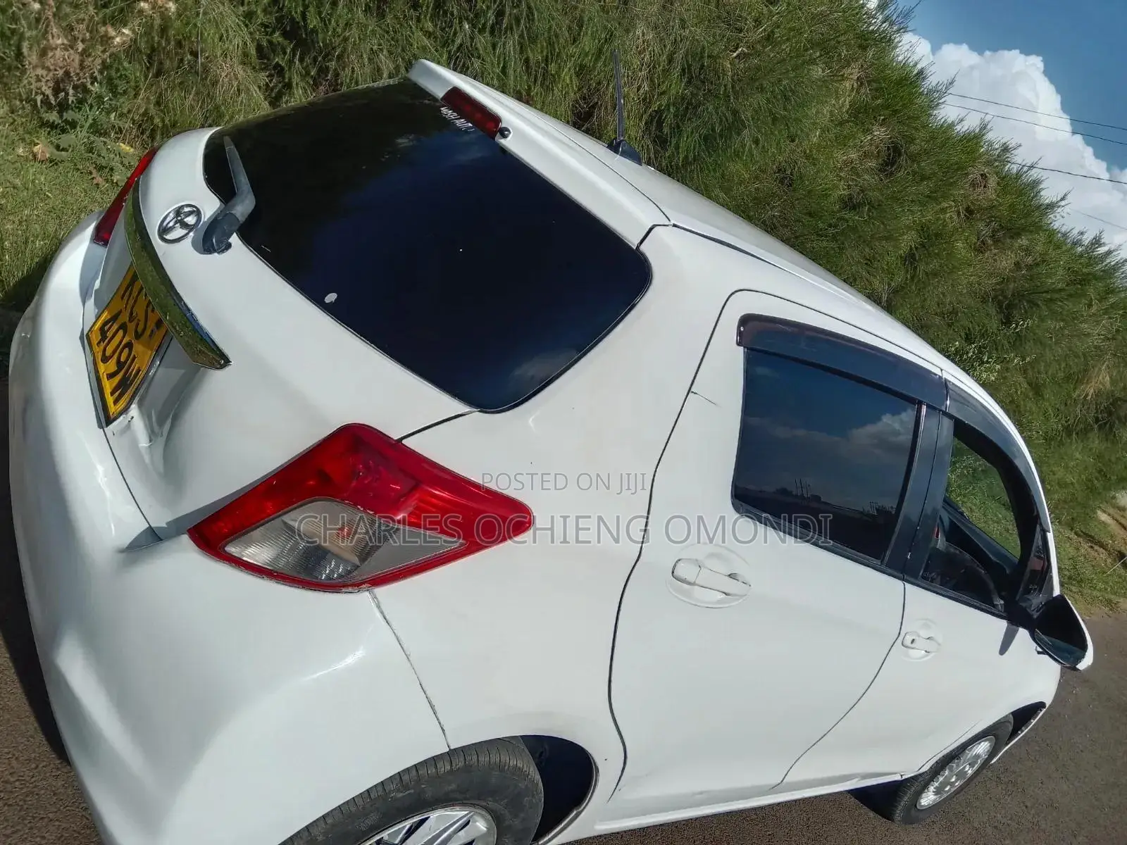 Toyota Vitz 2011 White