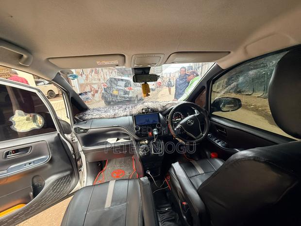 Toyota Noah 2019 Silver - thumbnail 4