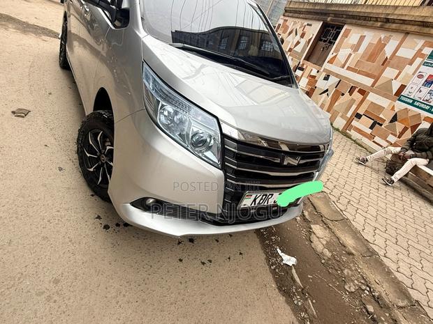 Toyota Noah 2019 Silver - thumbnail 2