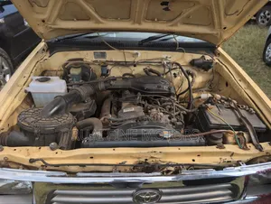 Toyota Hilux 2004 Yellow