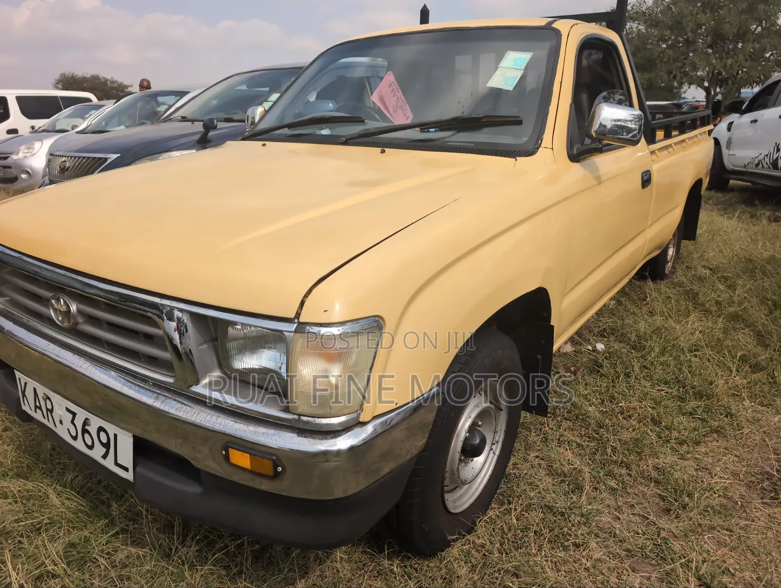 Toyota Hilux 2004 Yellow