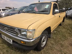 Toyota Hilux 2004 Yellow