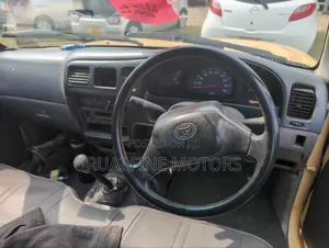 Toyota Hilux 2004 Yellow