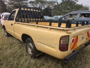 Toyota Hilux 2004 Yellow