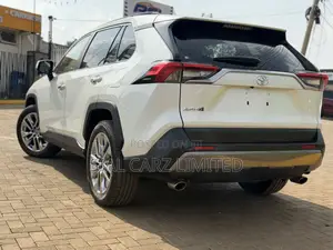 Toyota RAV4 XLE Premium AWD 2019 White