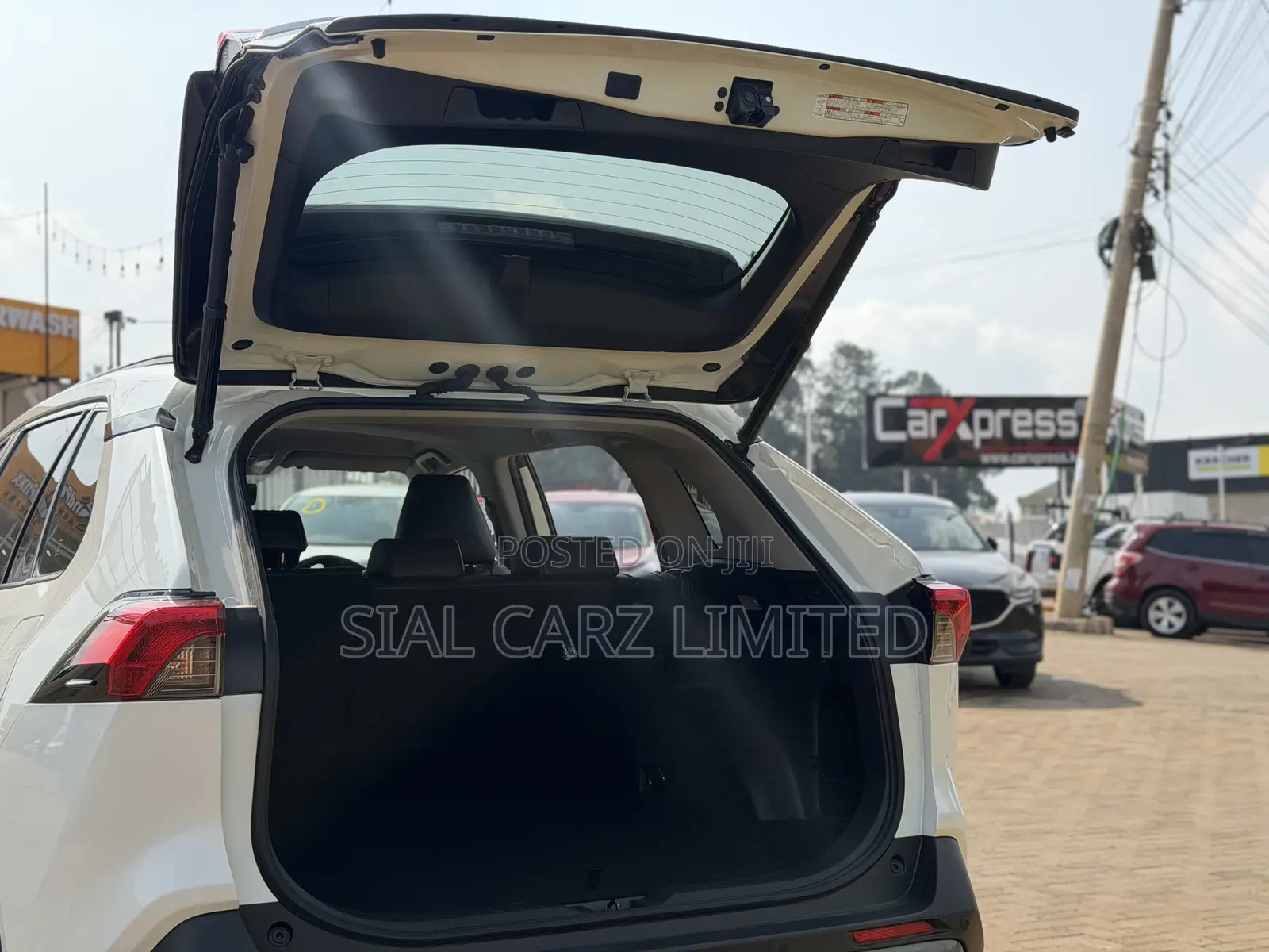 Toyota RAV4 XLE Premium AWD 2019 White