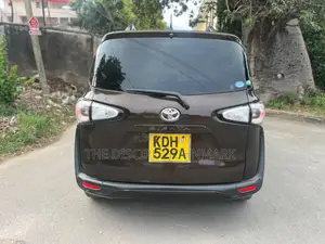 Toyota Sienta 2015 Brown