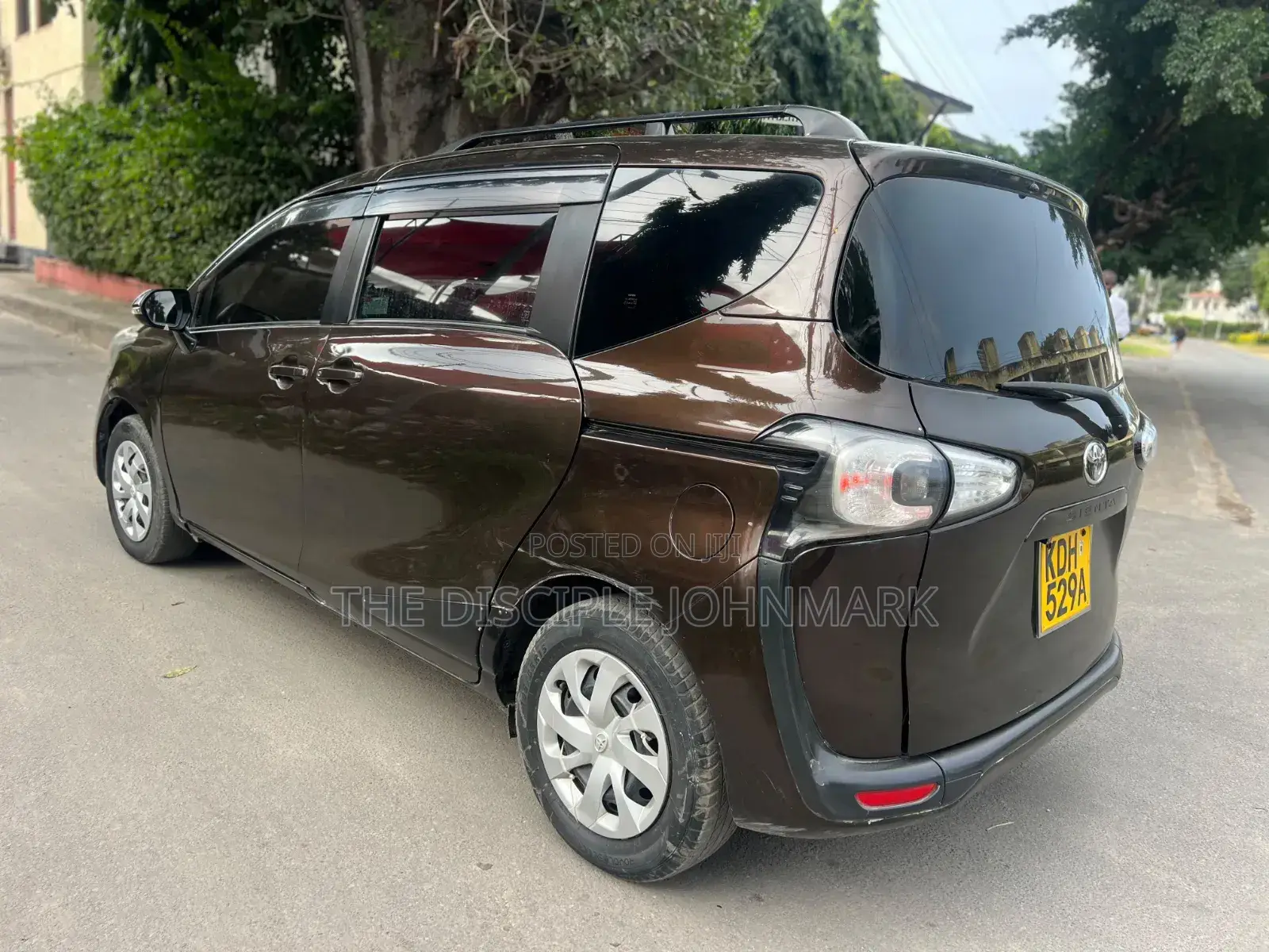 Toyota Sienta 2015 Brown