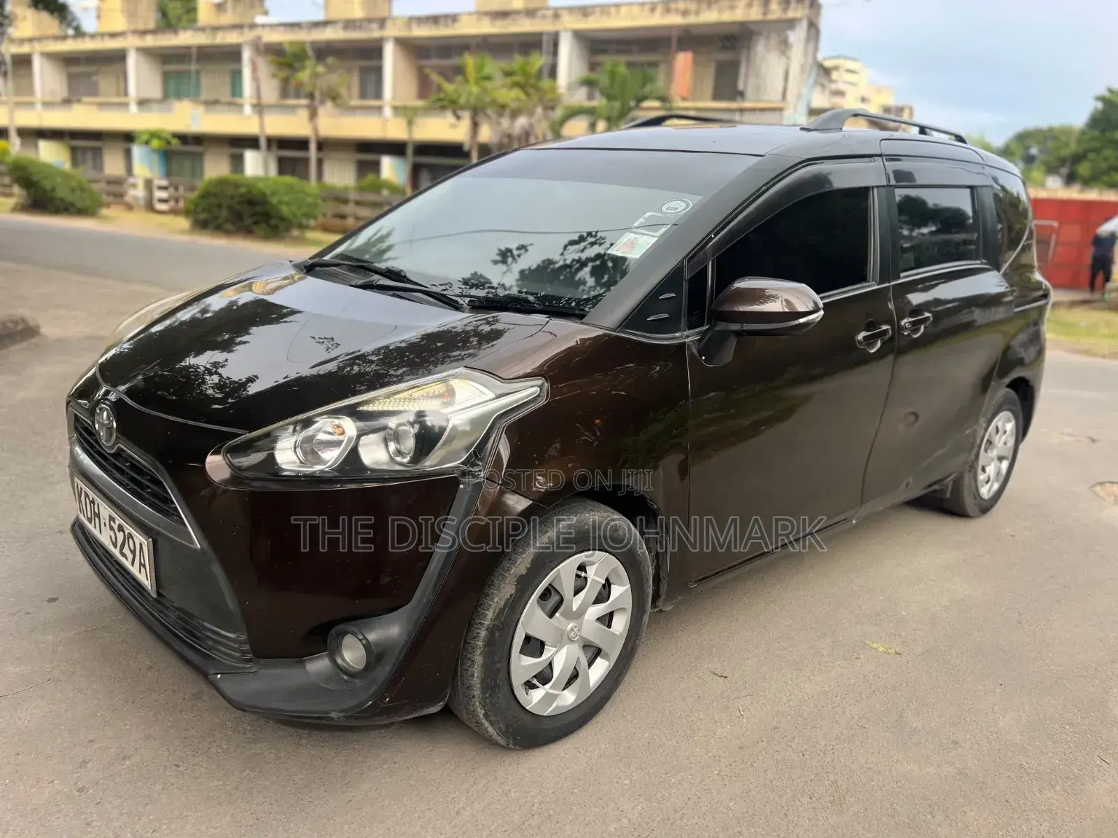 Toyota Sienta 2015 Brown