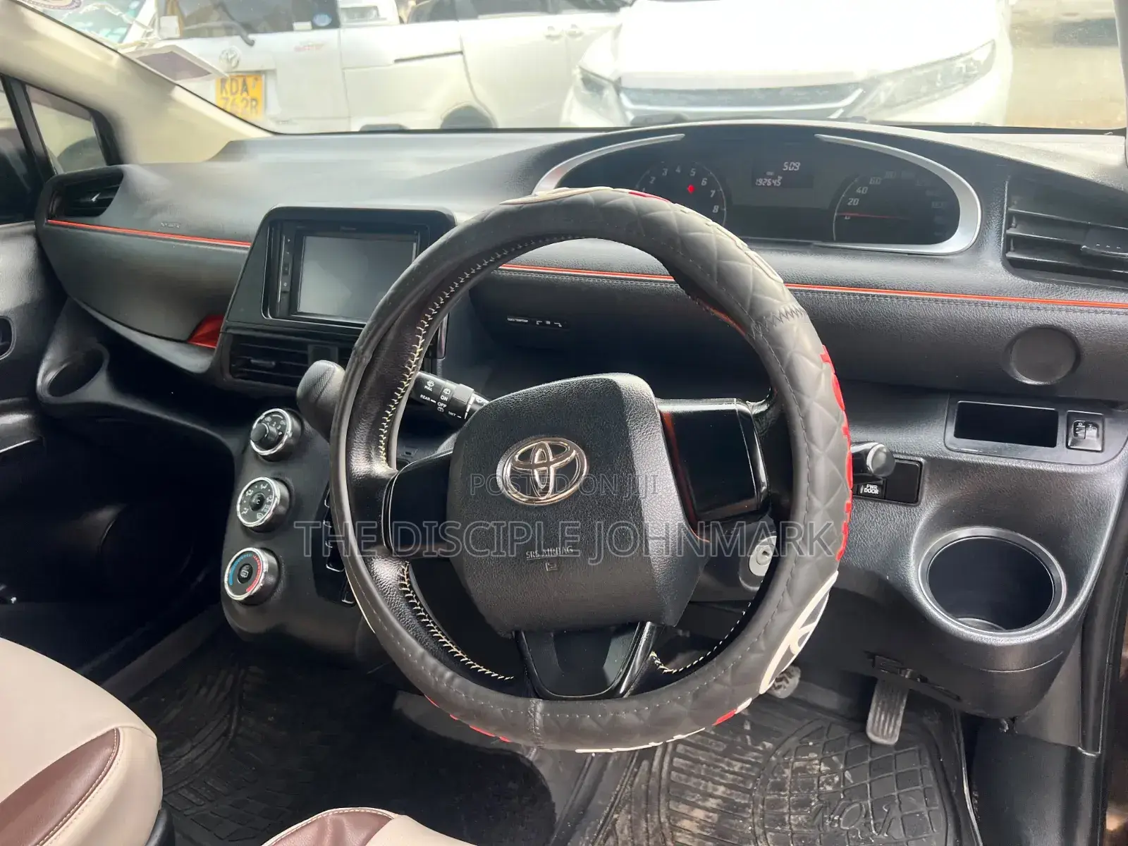 Toyota Sienta 2015 Brown