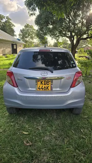 Toyota Vitz 2013 Silver