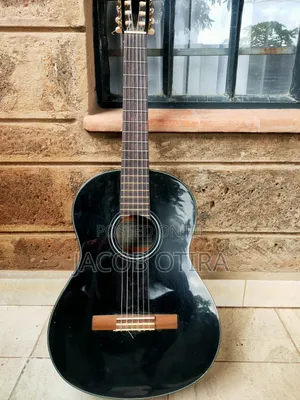 Yamaha C40 Guitar + Quality Bag + Capo