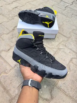 Retro Jordan 11 Sneaker