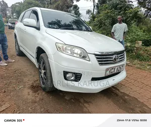 Toyota Vanguard 2013 White