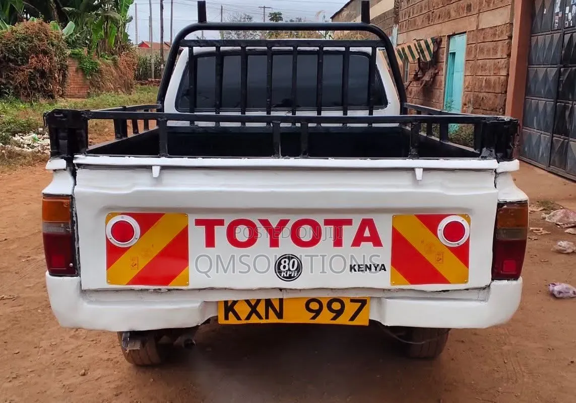 Toyota Hilux 1992 White