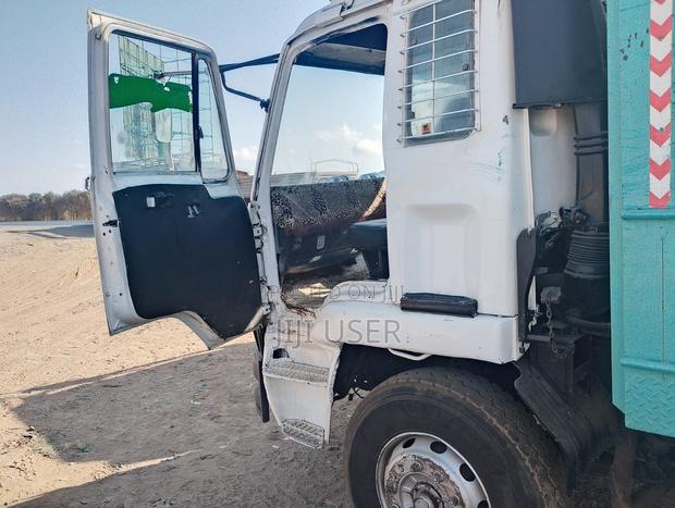 Isuzu FVZ 2diff 2001 White - thumbnail 2