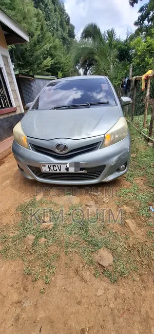 Toyota Vitz 2012 Silver
