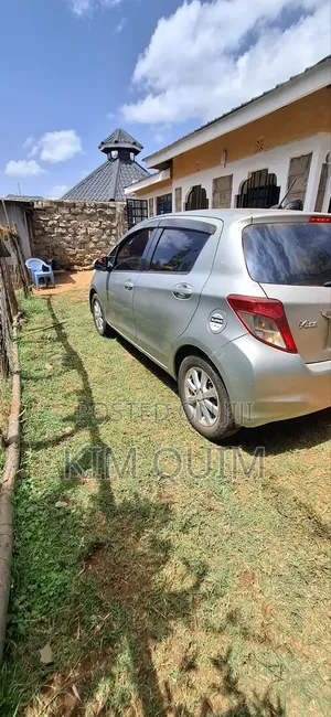 Toyota Vitz 2012 Silver