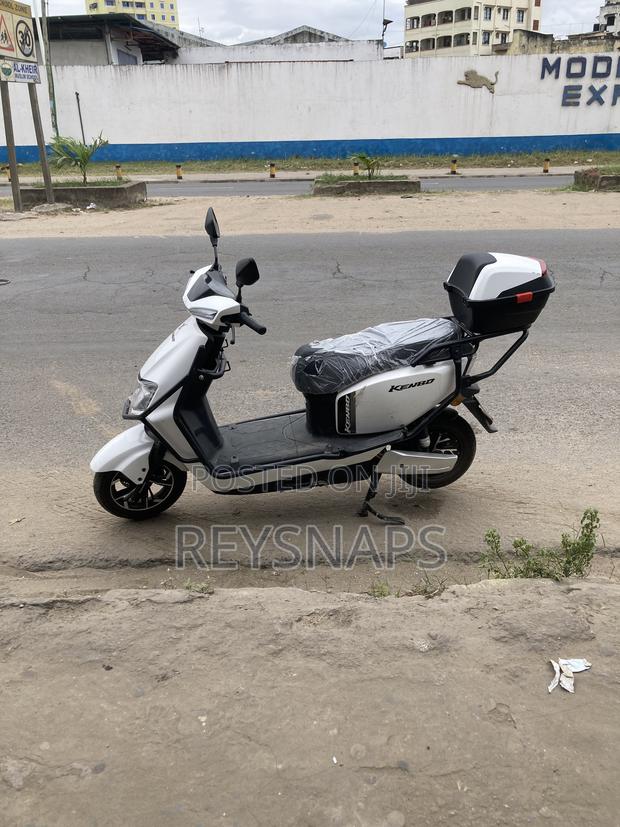 Motorcycle 2026 White - thumbnail 3