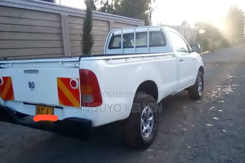 Toyota Hilux 2010 White