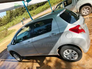 Toyota Vitz 2013 Silver
