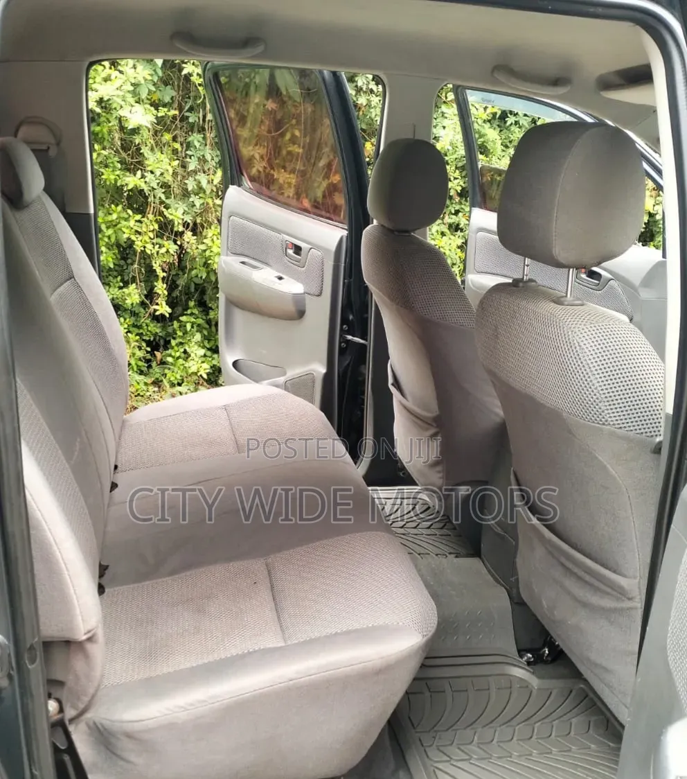Toyota Hilux 2012 Black