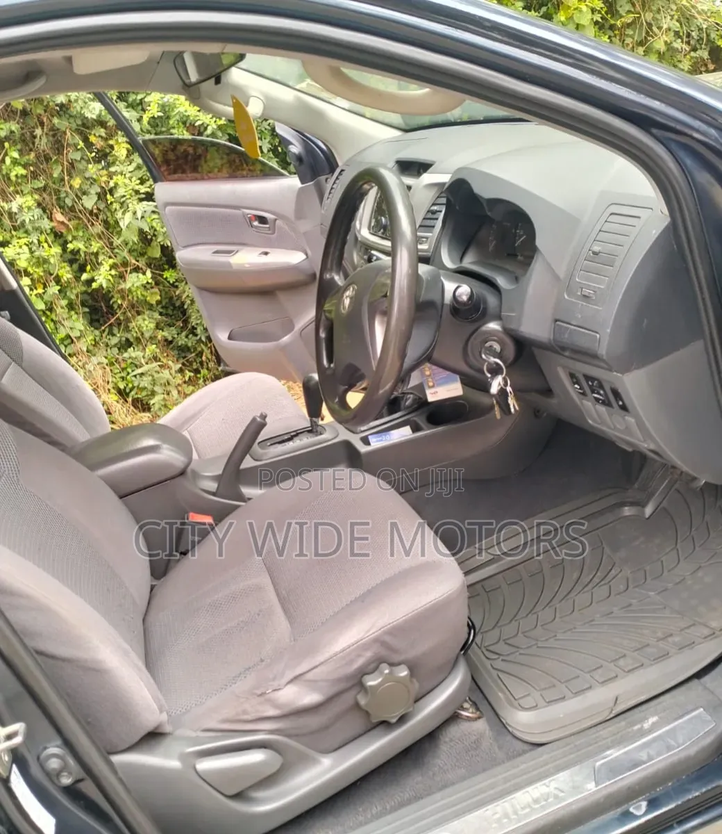 Toyota Hilux 2012 Black